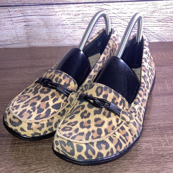 EUC Clarks Women's Ashland Tan Leopard Suede Size 7.5 - Picture 4 of 13
